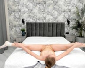 Flooora_0 stretch her legs 180 to show pussy