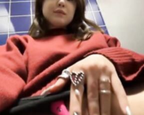 Peachy_Dream squirt in public bathroom