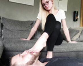 2021-02-22-emmyfeetandsocks-shiny-toes-footjob-cum