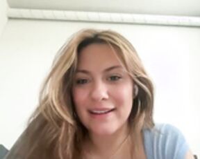 roxie_v shows tits and sucks a dildo