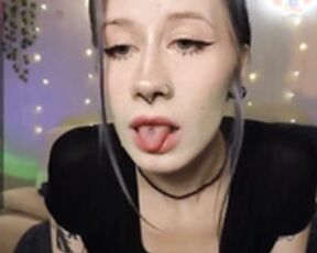 Christie_memeow shows her big tits