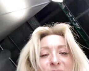 VikaBunny1 Pussy Play in Changing Room