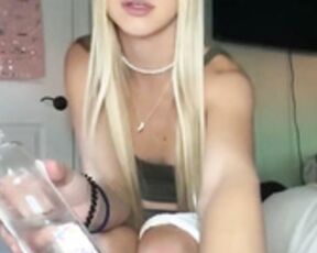 xomaddykxo showing her oily feet