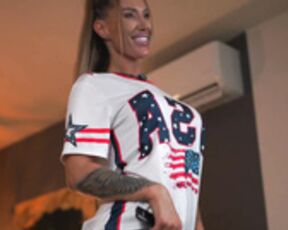 She makes you hard while dances and laughs