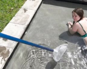 Redheadwhinter in pool