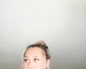 violettxx2 takes off top