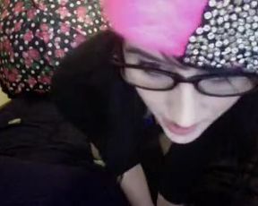 KB sits on fingers 2