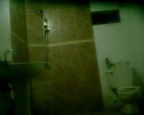 Madre eh hija espiadas banadndose