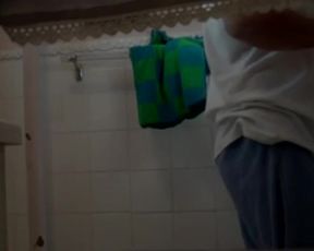 Espiando ala hermana en la regadera