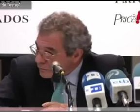 Alierta ( Presidente de Telefonica ) con los cartelitos