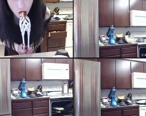 Evelynclaire tickling her clit in cam recording 2017-10-04_064135