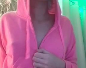 Girl unzips her pink shirt and flashes tits on Periscop