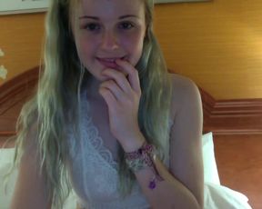 Lilbubbles fingering her pussy in cam recording 2016 May 26 212842
