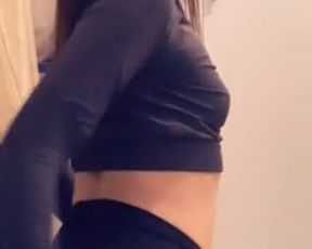 Ellieleen1 (aka ellieleen11, ellieleen, elliemayli) cumming on your counter and time to give your cock some good lovin OnlyFans private video