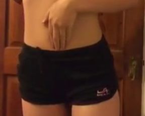 Magrinha cacheada ficando peladinha caiu na net